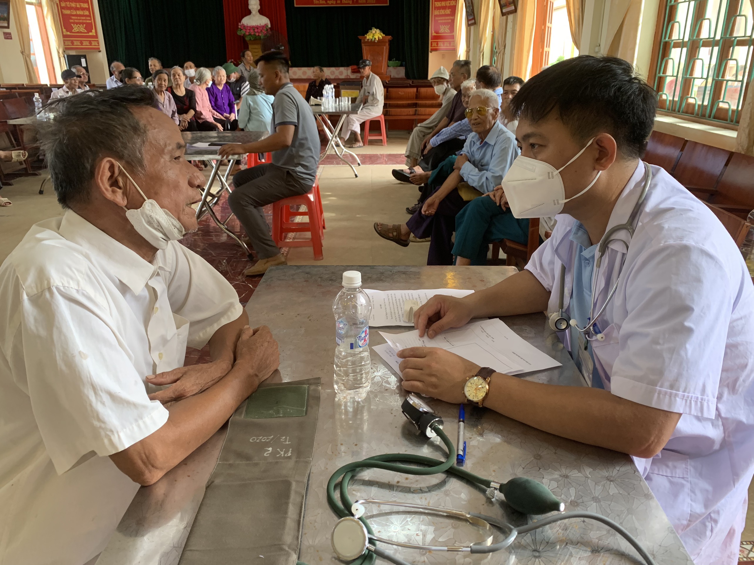 UBND XÃ YÊN HÒA PHỐI HỢP TRUNG TÂM Y TẾ HUYỆN YÊN MÔ KHÁM BỆNH VÀ TƯ VẤN SỨC KHỎE MIỄN PHÍ CHO CÁC ĐỐI TƯỢNG THƯƠNG BỆNH BINH VÀ THÂN NHÂN LIỆT SỸ NHÂN DỊP 27/7/2022.